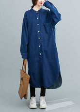 Vestido de camisa vaquera con cuello alto y patchwork en azul sencillo